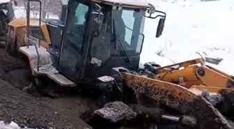 Bitlis'te Karla Mücadele Çalışması Yapan İş Makinesi Çamura Saplandı