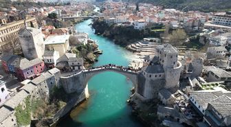 Bosna Hersek'te kültürleri birleştiren Mostar Köprüsü'ne turistlerden yoğun ilgi