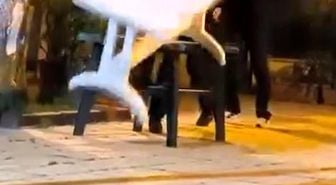 Cami bahçesindeki masalara zarar veren çocuklar kamerada
