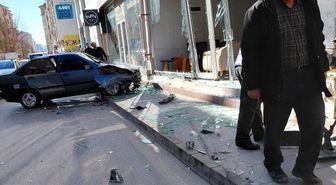 Elazığ'da otomobil, mobilya mağazasına girdi