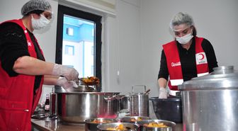 İhtiyaç sahiplerinin iftar yemekleri Kızılay'ın gönüllü kadınlarından