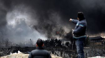 İran'da vurulan petrol deposundan dumanlar yükseliyor! Vatandaşlara kritik bir uyarı var