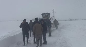 Kars'ta kara saplanan 12 araç ve içindekiler kurtarıldı