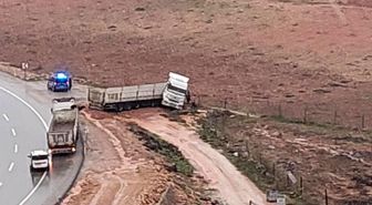 Kurtalan'da kontrolden çıkan kamyon yol kenarına savruldu