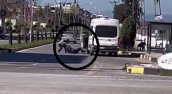Öfkeden gözü dönen görevli, minibüsçüyü yere yatırıp dövdü