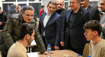 Öğrencilerle sahur sofrasında bir araya geldi