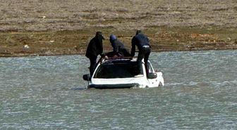 Otomobille girdikleri gölde mahsur kaldılar