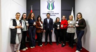 Rektör Sarıbıyık'tan kadın personele anlamlı kutlama