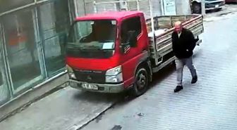 Sokak ortasında darbedildi; o anlar kamerada