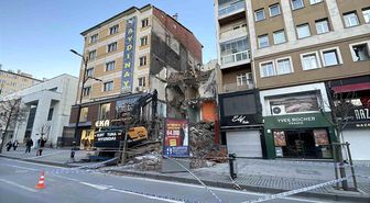 Yıkım sırasında bitişikteki bina hasar gördü, 21 daireli bina tahliye edildi