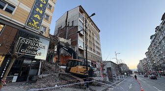 Yıkım sırasında yandaki binanın taşıyıcı kolonu hasar gördü; 21 daire boşaltıldı