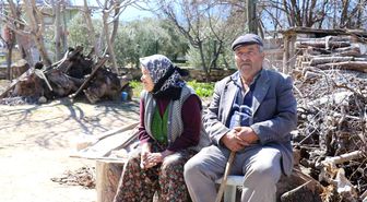 Depremde hasar gören evlerini dışarıdan izliyorlar
