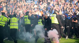 Dün geceye damga vuran derbi! Taraftarlar sahaya indi