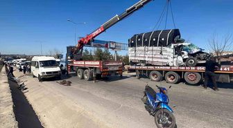 Gaziantep'te minibüs ile kamyonet çarpıştı: 4 yaralı