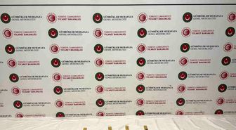 Habur'da tırda yapılan aramada, yaklaşık 14.6 milyon liralık altın ele geçirildi