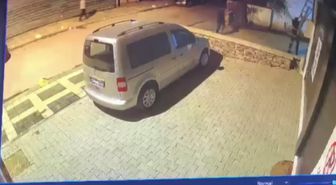 Kadıköy'de merdivenle girdiler, evdekilerin ellerini ve ayaklarını bağlayıp altınları çaldılar