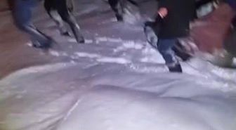 Kars'ta 85 yaşındaki hasta leğenle taşınarak ambulansa ulaştırıldı