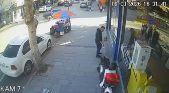 Otomobil ile motosikletin çarpıştığı kaza kamerada: 1 yaralı