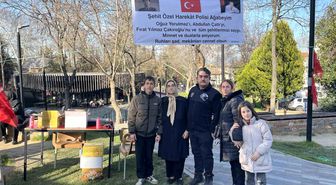 Şehitler için mevlit şekeri dağıttı