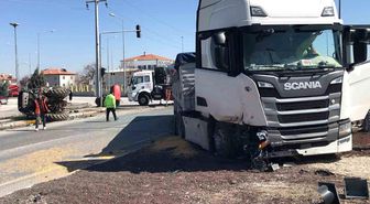 Tırın çarptığı traktör ikiye bölündü, sürücüsü yaralı kurtuldu