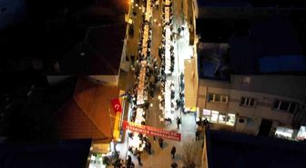 Yüzlerce metre uzayan sofrada 4 bin 500 kişi iftar yaptı