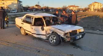 Ankara'da Otomobil ile Ticari Araç Kafa Kafaya Çarpıştı: 3 Yaralı