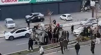 Beylikdüzü'nde direğe çarpan araç takla attı