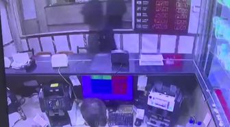 Fatih'te döviz bürosuna silahlı saldırı kamerada: Maskeli şüpheli Sancaktepe'de yakalandı