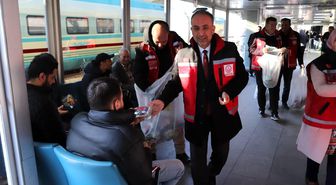 Konya'da iftar vaktine yolda yakalananlara iftarlık ikram edildi