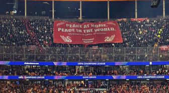 Liverpool taraftarlarından maça damga vuran Atatürk pankartı