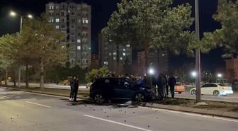 Otomobil refüjdeki ağaca çarptı: 1 yaralı