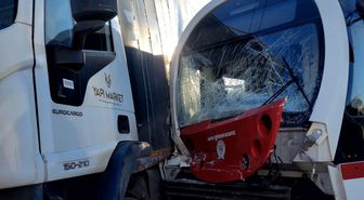 Tramvay ile kamyon çarpıştı; 3 yaralı
