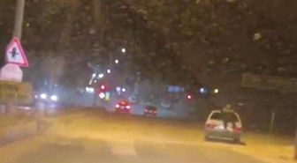 Adıyaman'da tepki çeken görüntü: Seyir halindeki otomobilin bagaj kısmına oturarak ilerledi