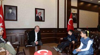 Bayrak nöbeti tutan minik öğrenciler Vali Hatipoğlu'nun konuğu oldu