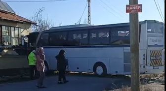 Belediye otobüsü ile öğrenci servis otobüsü çarpıştı: 17 yaralı