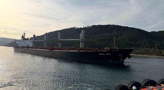 Çanakkale Boğazı'nda karaya oturan gemi için kurtarma çalışması başladı, boğaz trafiğe kapandı