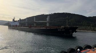 Çanakkale Boğazı'nda makine arızası yapan dökme yük gemisi karaya oturdu