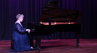 Dünyaca ünlü piyanist Gülsin Onay Denizli'de öğrencilerle buluştu