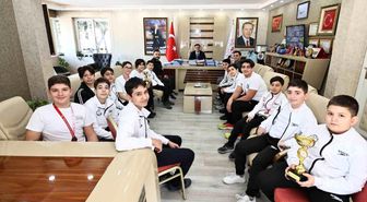 İl Müdürü Yunus Öztürk, su topu sporcularını tebrik etti