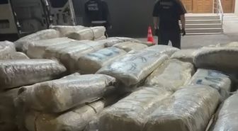İzmir'de 1 tonu aşkın uyuşturucu ele geçirildi
