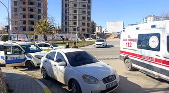 Kavşakta otomobiller çarpıştı: 2 yaralı