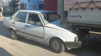 İnegöl'de Kontrolden Çıkan Otomobil TIR'a Çarptı: 1 Yaralı