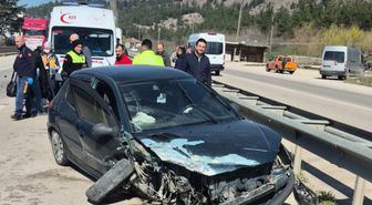 Amasya'da Otomobil ile Kamyonet Çarpıştı: 3 Yaralı