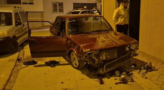 Sevgilisinden ayrılan genç sokak ortasında aracını parçaladı