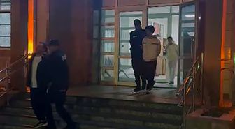 Firari hükümlü baba ile 2 oğlu, yangın merdiveninde yakalandı