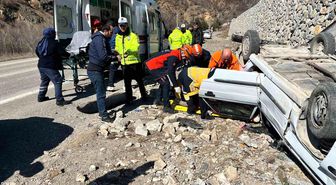 Gümüşhane'de otomobil ters döndü: 2 yaralı