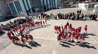İzmir'de öğrenciler İstiklal Marşı'nı işaret diliyle okudu