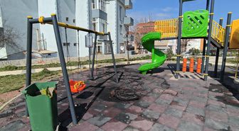 Parkta lastik yakıp, oyun gruplarına zarar verdiler; olay kamerada
