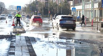 Sivas'ta ana şebeke borusu patladı; yol çöktü
