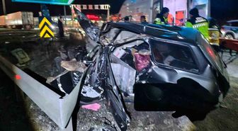 TEM'de bariyere çarpan otomobil parçalandı: 2 ağır yaralı